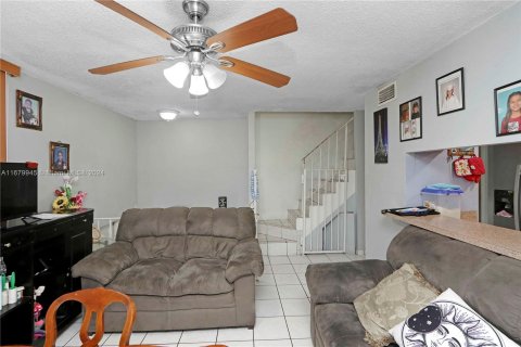 Adosado en venta en Hialeah, Florida, 4 dormitorios, 186.73 m2 № 1409221 - foto 25