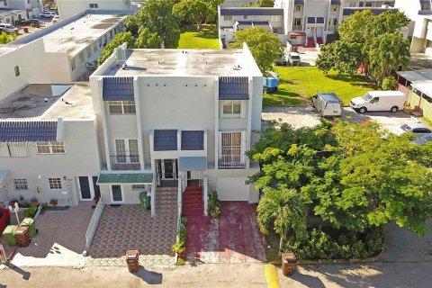 Adosado en venta en Hialeah, Florida, 4 dormitorios, 186.73 m2 № 1409221 - foto 3