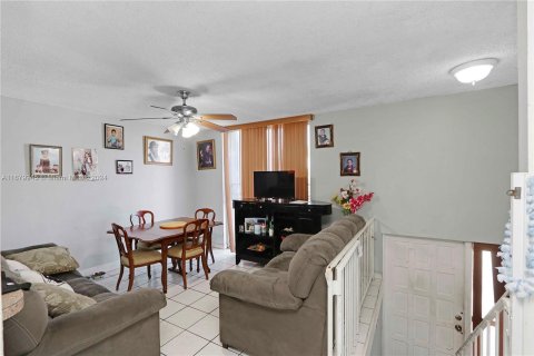 Adosado en venta en Hialeah, Florida, 4 dormitorios, 186.73 m2 № 1409221 - foto 24