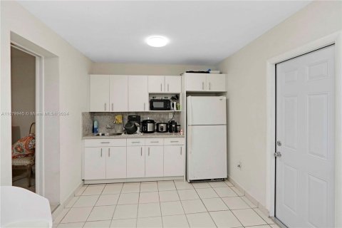 Adosado en venta en Hialeah, Florida, 4 dormitorios, 186.73 m2 № 1409221 - foto 19