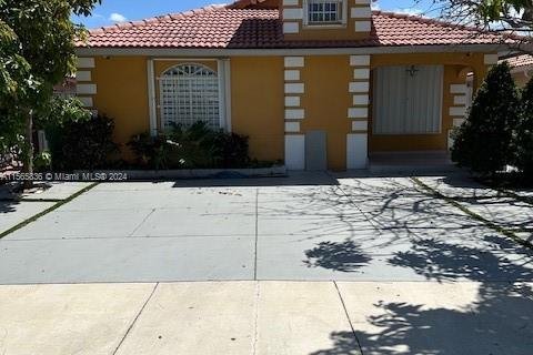 House in Hialeah Gardens, Florida 3 bedrooms, 144 sq.m. № 1119241 - photo 1