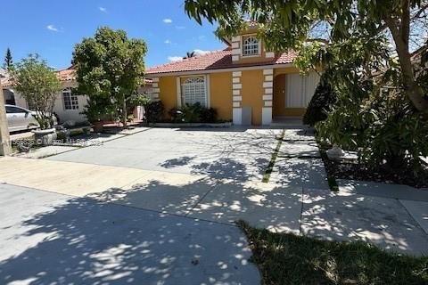 House in Hialeah Gardens, Florida 3 bedrooms, 144 sq.m. № 1119241 - photo 2