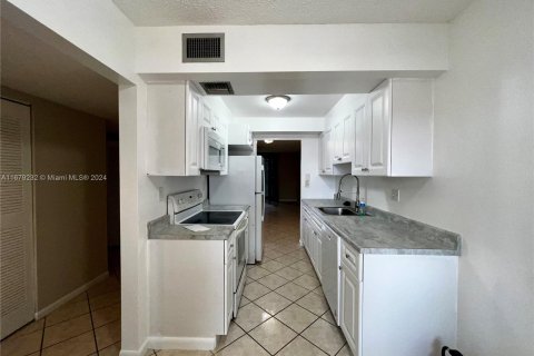 Condo in Lauderdale Lakes, Florida, 2 bedrooms  № 1407835 - photo 3