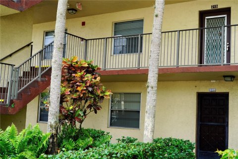 Condo in Lauderdale Lakes, Florida, 2 bedrooms  № 1407835 - photo 1