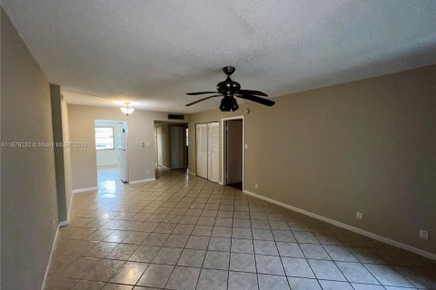 Condo in Lauderdale Lakes, Florida, 2 bedrooms  № 1407835 - photo 7