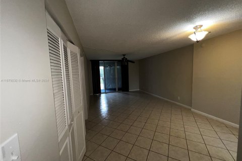 Condo in Lauderdale Lakes, Florida, 2 bedrooms  № 1407835 - photo 4