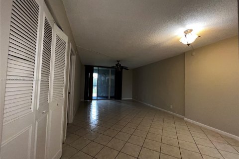 Condo in Lauderdale Lakes, Florida, 2 bedrooms  № 1407835 - photo 12