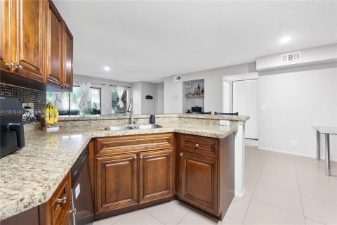 Condo in Sunrise, Florida, 2 bedrooms  № 1389692 - photo 5