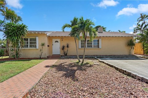 House in West Palm Beach, Florida 5 bedrooms, 218.78 sq.m. № 1389717 - photo 1