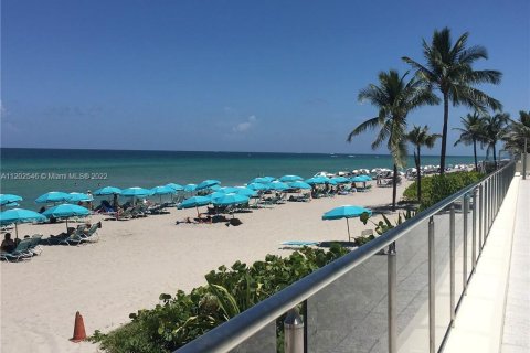 Condo in Hollywood, Florida, 1 bedroom  № 10821 - photo 26