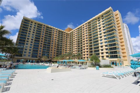 Condominio en alquiler en Hollywood, Florida, 1 dormitorio, 77.57 m2 № 10821 - foto 1