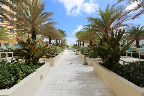 Condo in Hollywood, Florida, 1 bedroom  № 10821 - photo 20