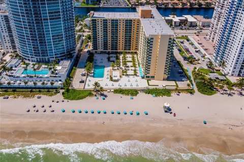 Condo in Hollywood, Florida, 1 bedroom  № 10821 - photo 3