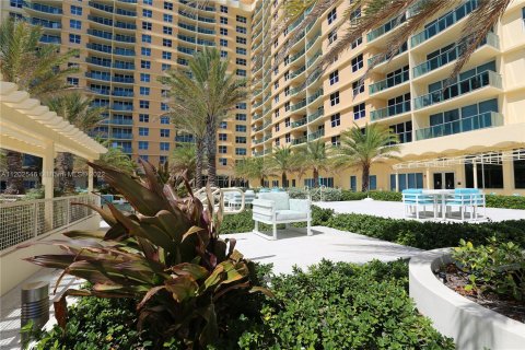 Condominio en alquiler en Hollywood, Florida, 1 dormitorio, 77.57 m2 № 10821 - foto 17