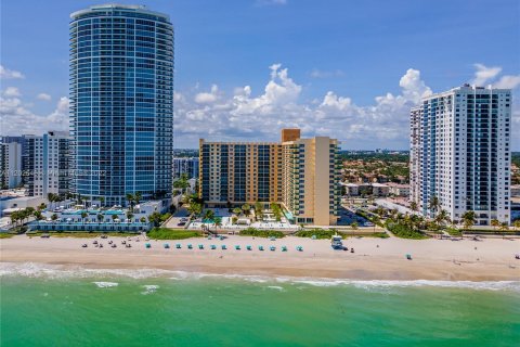 Condo in Hollywood, Florida, 1 bedroom  № 10821 - photo 5