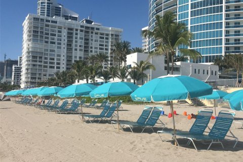 Condo in Hollywood, Florida, 1 bedroom  № 10821 - photo 27