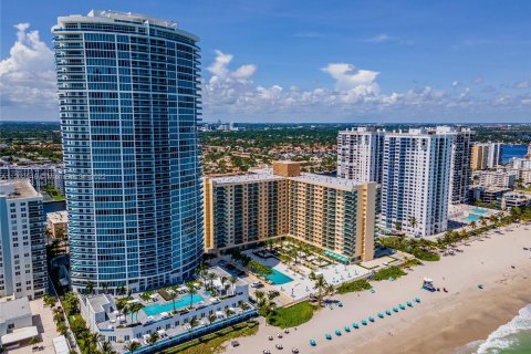 Condo in Hollywood, Florida, 1 bedroom  № 10821 - photo 6