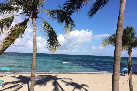 Condo in Hollywood, Florida, 1 bedroom  № 10821 - photo 28