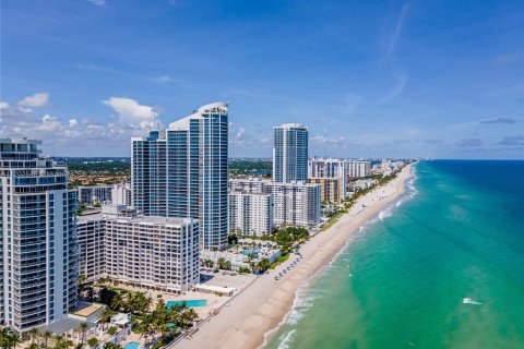 Copropriété à louer à Hollywood, Floride: 1 chambre, 77.57 m2 № 10821 - photo 2