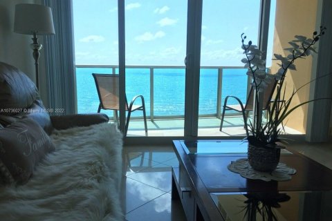 Condo in Hollywood, Florida, 1 bedroom  № 10819 - photo 21