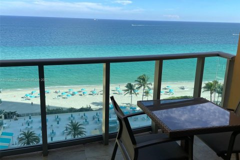 Condo in Hollywood, Florida, 1 bedroom  № 10819 - photo 1