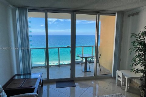 Condo in Hollywood, Florida, 1 bedroom  № 10819 - photo 20