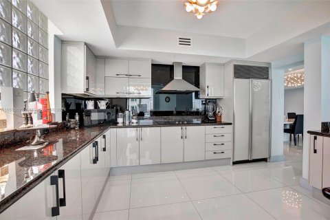 Condo in Aventura, Florida, 3 bedrooms  № 1304808 - photo 14