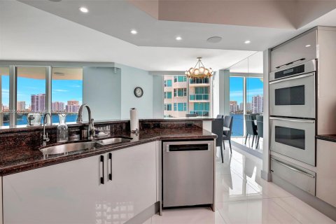 Condo in Aventura, Florida, 3 bedrooms  № 1304808 - photo 17