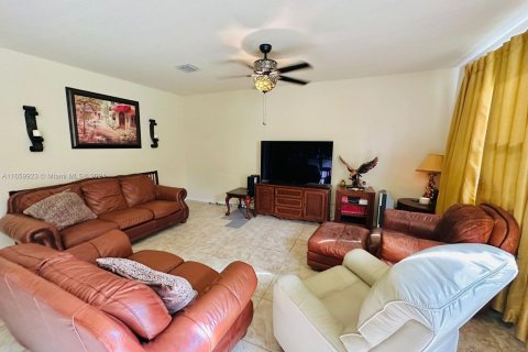 Casa en venta en Miami, Florida, 4 dormitorios, 287.07 m2 № 1365799 - foto 9