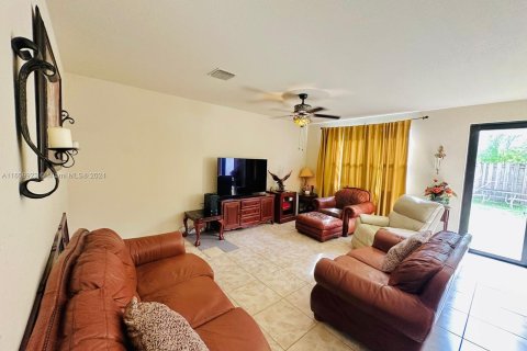 House in Miami, Florida 4 bedrooms, 287.07 sq.m. № 1365799 - photo 10