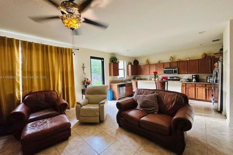 House in Miami, Florida 4 bedrooms, 287.07 sq.m. № 1365799 - photo 25