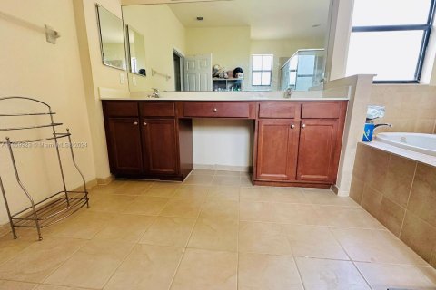 Casa en venta en Miami, Florida, 4 dormitorios, 287.07 m2 № 1365799 - foto 16