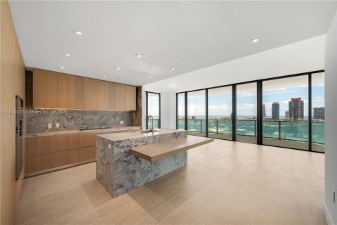 Condo in Miami Beach, Florida, 3 bedrooms  № 1209827 - photo 1