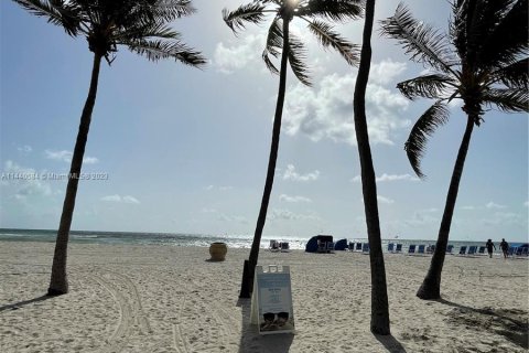 Condo in Hollywood, Florida, 1 bedroom  № 681960 - photo 25