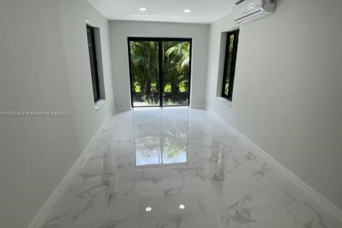 House in Hollywood, Florida 3 bedrooms, 134.43 sq.m. № 1384142 - photo 11