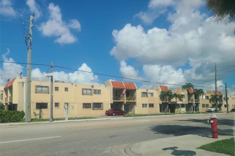 Condo in Hialeah, Florida, 2 bedrooms  № 1384233 - photo 1