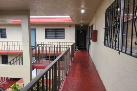 Condo in Hialeah, Florida, 2 bedrooms  № 1384233 - photo 6