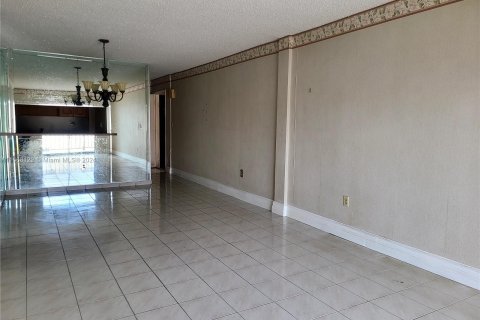 Condo in Hialeah, Florida, 2 bedrooms  № 1384233 - photo 11