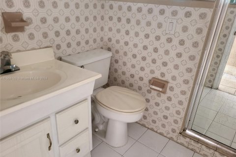 Condo in Hialeah, Florida, 2 bedrooms  № 1384233 - photo 16