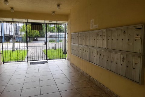 Condo in Hialeah, Florida, 2 bedrooms  № 1384233 - photo 2