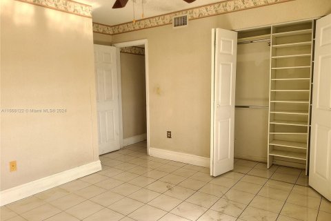 Condo in Hialeah, Florida, 2 bedrooms  № 1384233 - photo 13