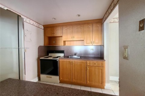 Condo in Hialeah, Florida, 2 bedrooms  № 1384233 - photo 9