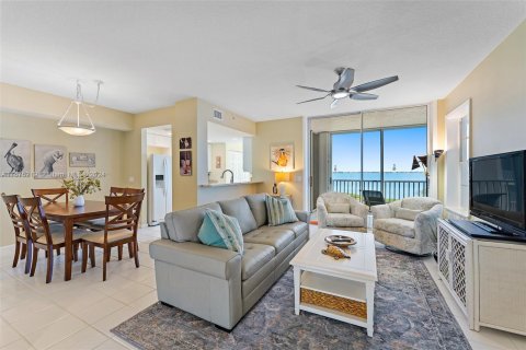 Condo in Hutchinson Island South, Florida, 2 bedrooms  № 1402696 - photo 10