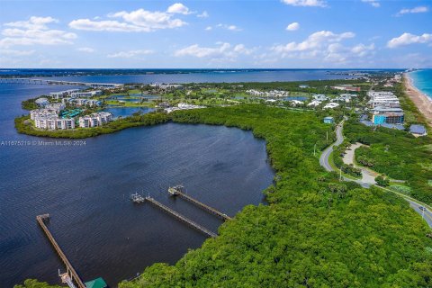 Condo in Hutchinson Island South, Florida, 2 bedrooms  № 1402696 - photo 1