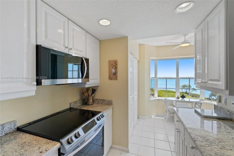 Condo in Hutchinson Island South, Florida, 2 bedrooms  № 1402696 - photo 17