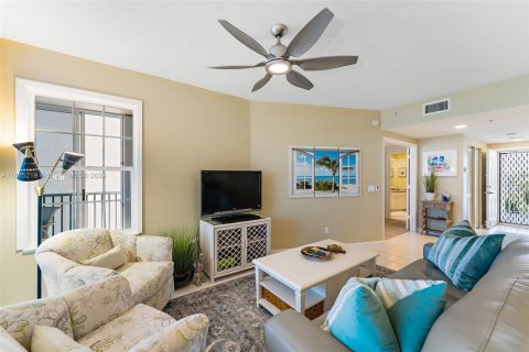 Condo in Hutchinson Island South, Florida, 2 bedrooms  № 1402696 - photo 12