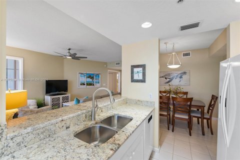 Condo in Hutchinson Island South, Florida, 2 bedrooms  № 1402696 - photo 19