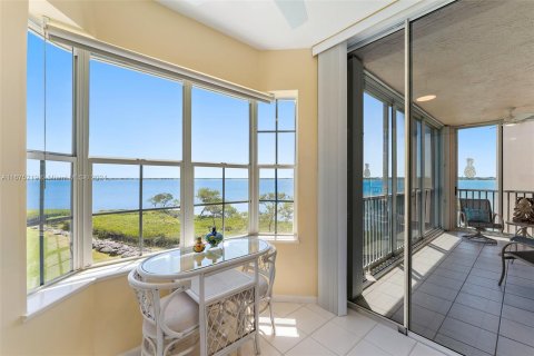 Condo in Hutchinson Island South, Florida, 2 bedrooms  № 1402696 - photo 20