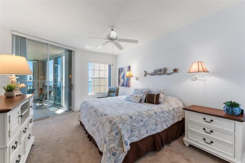 Condo in Hutchinson Island South, Florida, 2 bedrooms  № 1402696 - photo 23