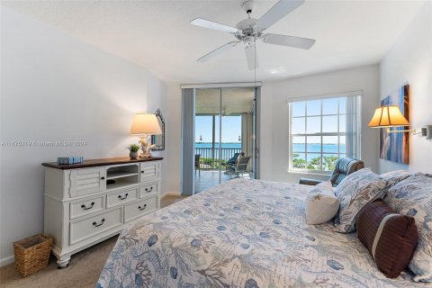 Condo in Hutchinson Island South, Florida, 2 bedrooms  № 1402696 - photo 24